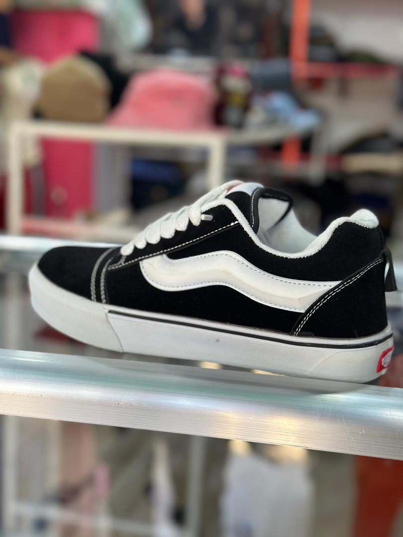 Vans Classic Low-Top Sneakers – Black & White