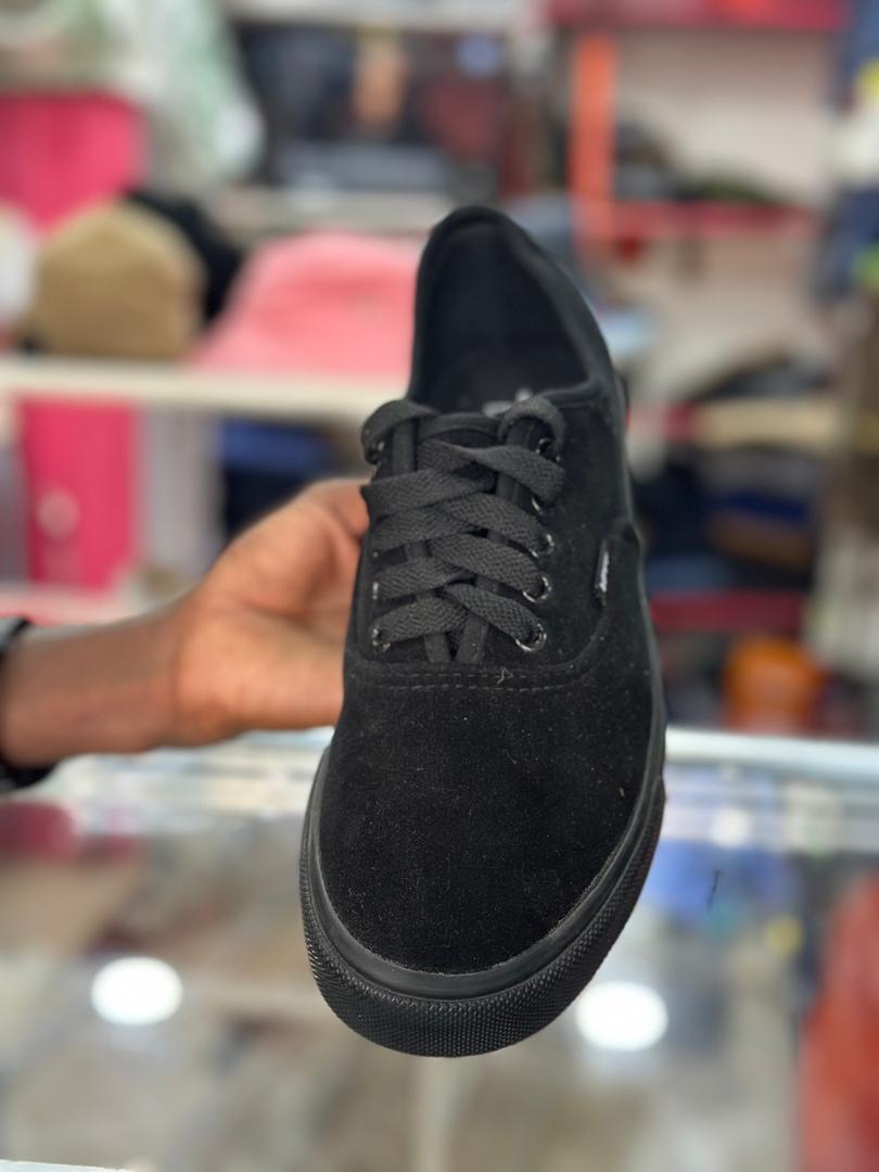 Classic Low-Top Sneakers – All Black